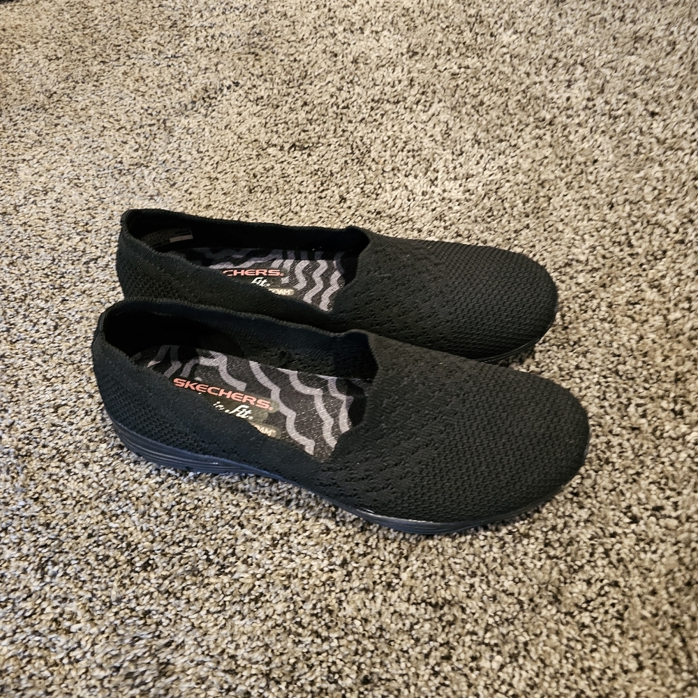 Sketchers Classic Fit air-cooled memory foam black shoes